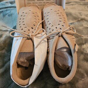 Minnie Tonka Moccasins sz 8